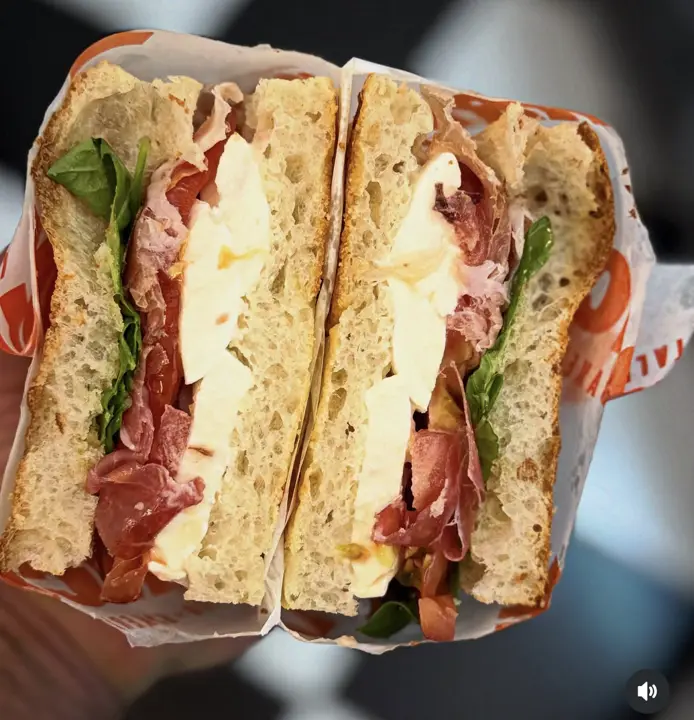 Focaccia partida en dos, envuelta en papel KRNCH
